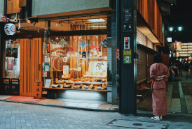 写真:神楽坂のお店が映っています